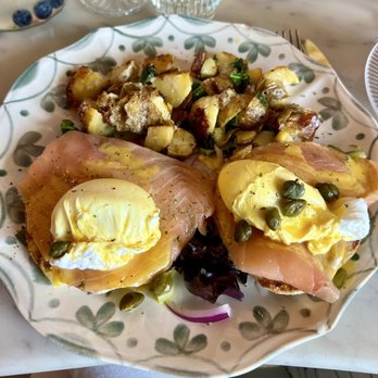 Mamimosas - Smoked Salmon Benedict - Breakfast & Brunch Near Me - West Covina, California