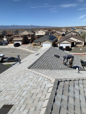 Ernestos Roofing Logo