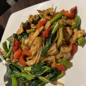 Thai Kitchen Bird Pepper - Drunken Noodles - Thai Near Me - Bellevue, Washington Thai Kitchen Bird Pepper - Drunken Noodles - Thai Near Me - Bellevue, Washington
