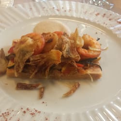 Hotel Reina Petronila - Galleta de vieiras con langostinos, verduras y chips de alcachofas