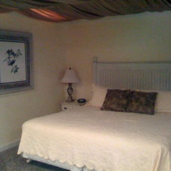 Whitestone Inn - Sleeping area in Purple Martin suite. - Hotels Near Me - Kingston, Tennessee Whitestone Inn - Sleeping area in Purple Martin suite. - Hotels Near Me - Kingston, Tennessee