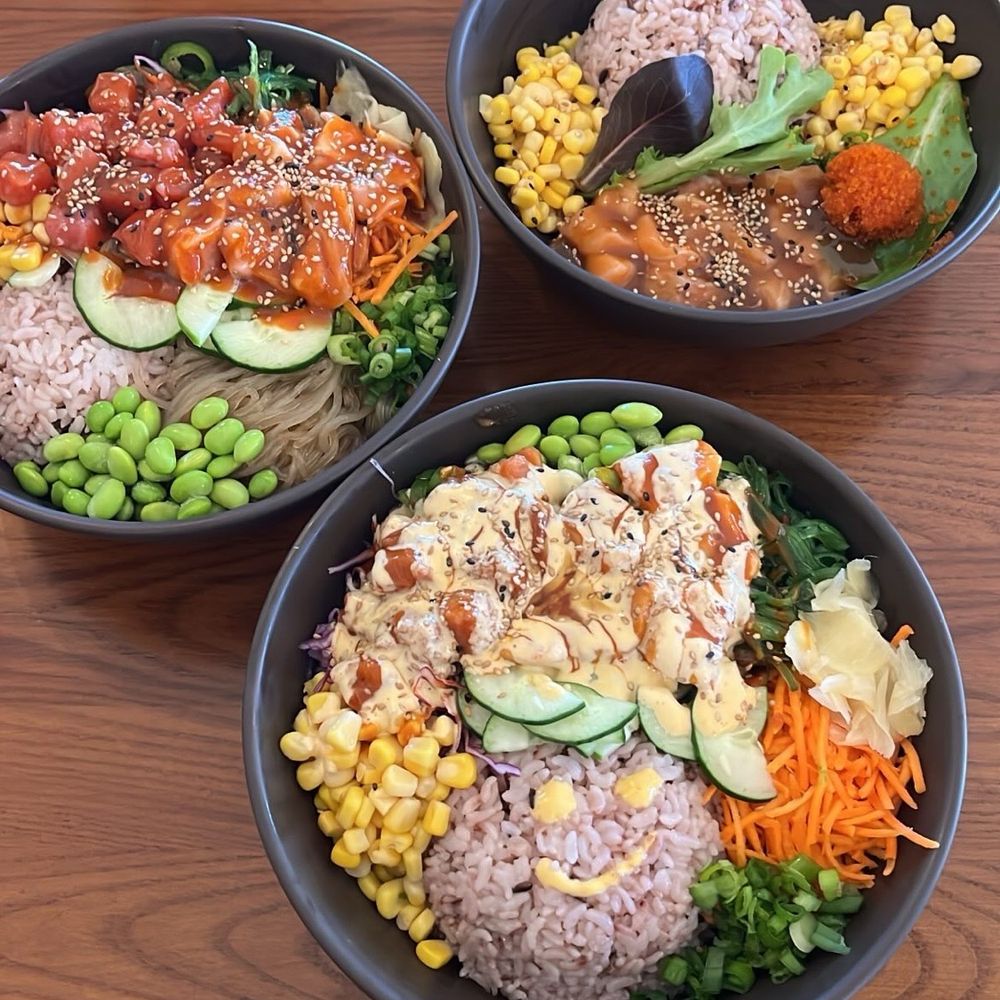 customized bowl with rice, tuna and salmon with the spicy mayo customized bowl with rice, tuna and salmon with the spicy mayo