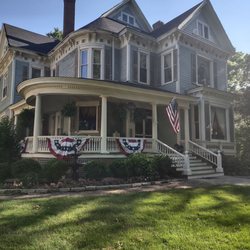 Blessings on State Bed & Breakfast - Cannot pass sitting on this beautiful front porch. My only tip, needs rocking chairs