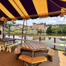 Cone E Island Ice Cream - Outdoor seating