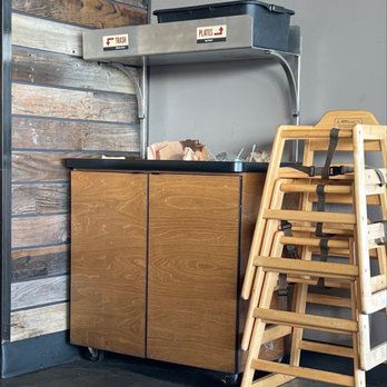 MOD Pizza - Lunch trash, @ 7p still has not been taken out. - Fast Food Near Me - New Braunfels, Texas MOD Pizza - Lunch trash, @ 7p still has not been taken out. - Fast Food Near Me - New Braunfels, Texas