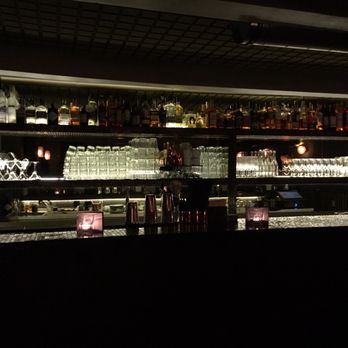 Groove Bar - Ještě relativně prázdno, ale to se za chvíli změní. Všude jsou rezervačky :)) - Bars Near Me - Prague, Puerto Rico