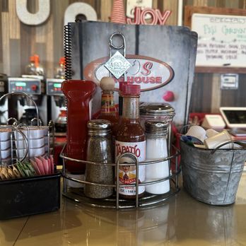 Mo's Egg House - Table set up - Breakfast & Brunch Near Me - Temecula, California Mo's Egg House - Table set up - Breakfast & Brunch Near Me - Temecula, California