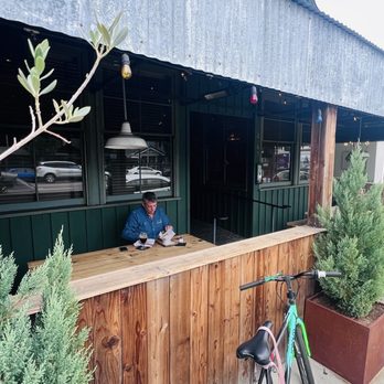 Forman's Whiskey Tavern - Front porch seating area - New American Near Me - Toluca Lake, California Forman's Whiskey Tavern - Front porch seating area - New American Near Me - Toluca Lake, California