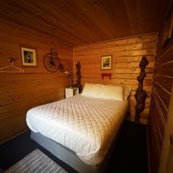 EarthSong Lodge & Cabins - Bedroom
