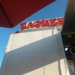 Taqueria La Paloma - Convenient umbrella right next to the food truck provides shade for the wait.