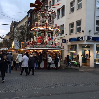 Flingerstraße - Wie immer steht beim Beginn der Weihnachtsmärkte diese Weihnachtspyramide auf der Flingerstraße. - Local Flavor Near Me - Dusseldorf, NW