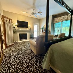 Inn At the Park - Hawthorn king room