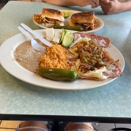 Huevos rancheros y Especial Torta Huevos rancheros y Especial Torta