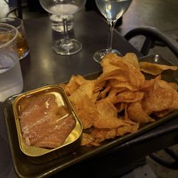 Trout in tin served with potato chips