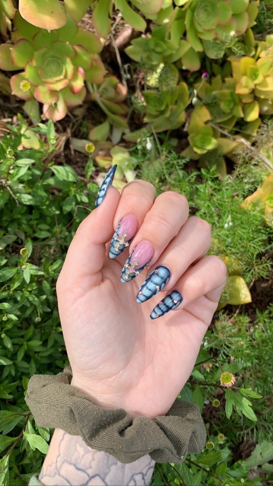 ILLUM Nail Arts Logo