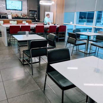 Admirals Club - Eating Area / Bar - Airport Lounges Near Me - Houston, Texas