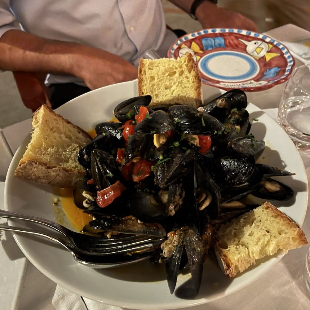 Le Tre Sorelle - You have to soak up the broth with the bread. OMG - Italian Near Me - Positano, SA