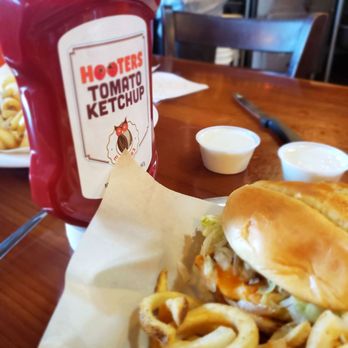Hooters - American Near Me - Newnan, Georgia