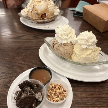 San Francisco Creamery - Gold Nugget Mountain Sundae (back) and deconstructed Black and Tan - Desserts Near Me - Walnut Creek, California San Francisco Creamery - Gold Nugget Mountain Sundae (back) and deconstructed Black and Tan - Desserts Near Me - Walnut Creek, California