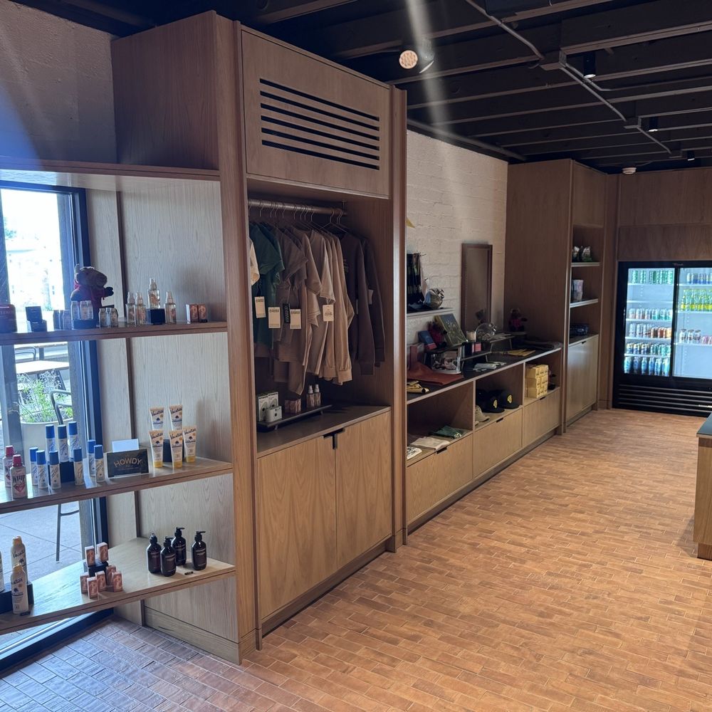 Trailborn Grand Canyon - Lobby gift shop and market - Hotels Near Me - Williams, Arizona