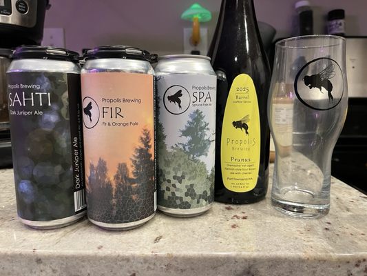 Propolis Brewing by null