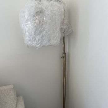 Simple Moving Company - Fragile lamp protected - Movers Near Me - Culver City, California Simple Moving Company - Fragile lamp protected - Movers Near Me - Culver City, California