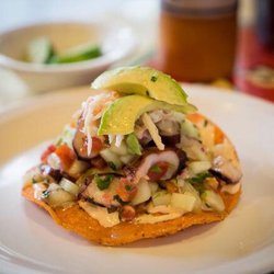 Tostada campechana de camarón y pulpo