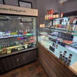 Miracle Greens Dispensary Bend - Corner counter