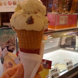 Häagen-Dazs - Overall look of the Rum Raisin on a waffle cone