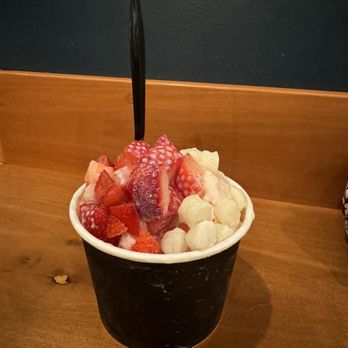 Dzert - Strawberry with mochi, sliced strawberry, and condensed milk - Coffee & Tea Near Me - Buena Park, California Dzert - Strawberry with mochi, sliced strawberry, and condensed milk - Coffee & Tea Near Me - Buena Park, California