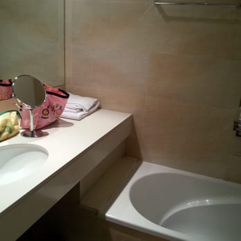 Inside Barcelona - Sdb avec grande baignoire seche cheveux seche serviettes - Vacation Rentals Near Me - Barcelona, B