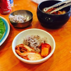 Min Sok Chon - El platillo te incluye arroz y kimchi, además de una entrada de col y una botella pequeña de agua