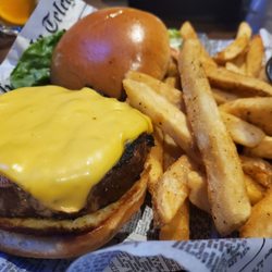 Manny's Ale House - Awesome Classic Burger....perfectly charred