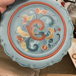 Scandinavian Gift Shop - Beautiful Rosemåling painted on this decorative dish.