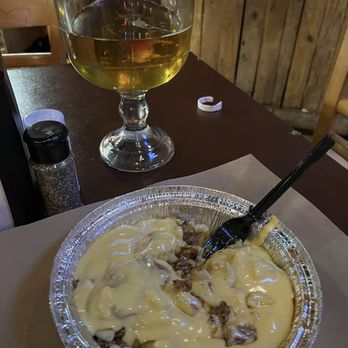 Harmon's Barbecue - Brisket Mac and Cheese Bowl and a Thor-sized goblet of Alamo Golden Ale - Barbeque Near Me - Cibolo, Texas