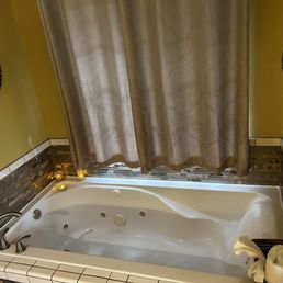 Jacuzzi tub from Cottage #5 Jacuzzi tub from Cottage #5