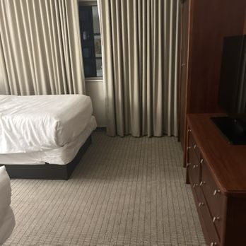 Embassy Suites by Hilton Cincinnati RiverCenter - Ripped and stained bedding - Hotels Near Me - Covington, Kentucky