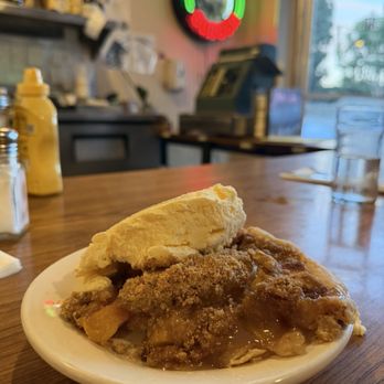Pie 'n Burger - Baked peach pie crumble with ice cream - Burgers Near Me - Pasadena, California