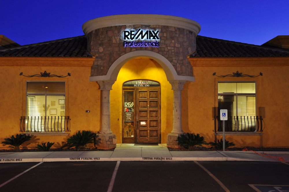 RE/MAX PROFESSIONALS Updated June 2024 13 Photos 15003 W Bell Rd, Surprise, Arizona Real