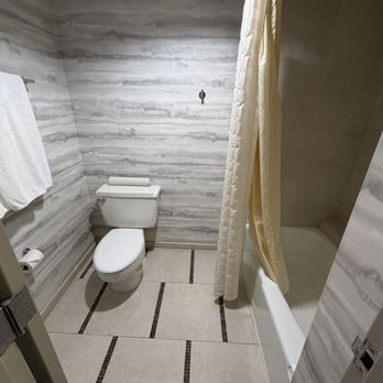 Hyatt Regency - Bathroom - Hotels Near Me - Dallas, Texas