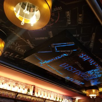 Carmine Café - decor - Pizza Near Me - Paris, 75