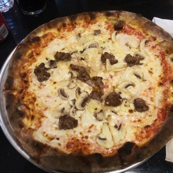 I Tre Mori - Sausage mushroom and onions - Pizza Near Me - Indianapolis, Indiana