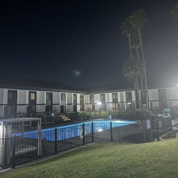 Four Points by Sheraton Bakersfield - Hotels Near Me - Bakersfield, California