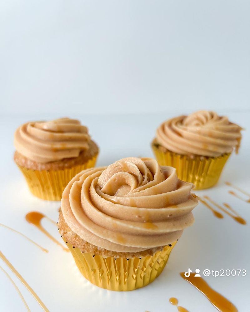 TreatsPhoria Baked Goods and Sweets Logo