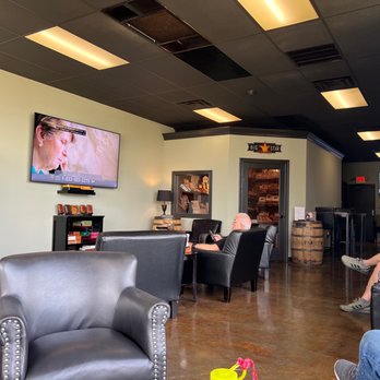 Big Star Cigar Lounge - people relaxing in the lounge area - Tobacco Shops Near Me - Mount Juliet, Tennessee Big Star Cigar Lounge - people relaxing in the lounge area - Tobacco Shops Near Me - Mount Juliet, Tennessee