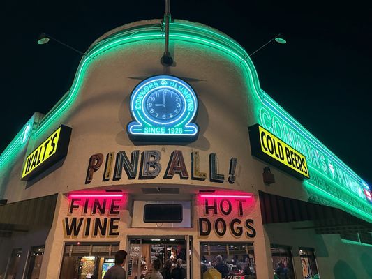 Walt’s Bar by null