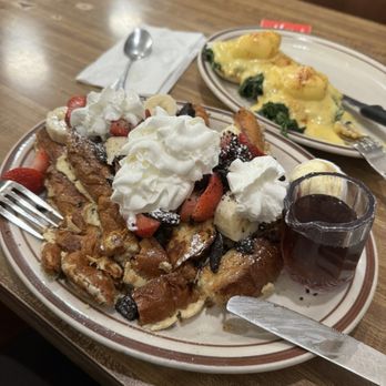 Harry's Coffee Shop - Strawberry banana Oreo French toast - American Near Me - La Jolla, California Harry's Coffee Shop - Strawberry banana Oreo French toast - American Near Me - La Jolla, California