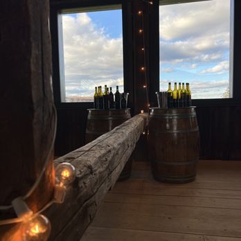 Weis Vineyards - Wine Tasting Room Near Me - Hammondsport, New York