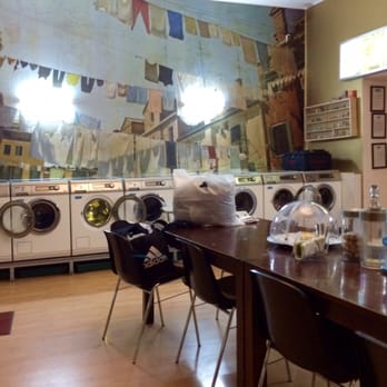 Freddy Leck - Seating area - many more machines in the back area to the right of this photo - Laundromat Near Me - Berlin, BE
