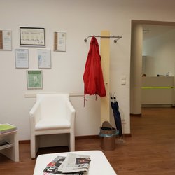 Dr.  Thore Keimeyer - Wartezimmer mit Blick auf die Anmeldung